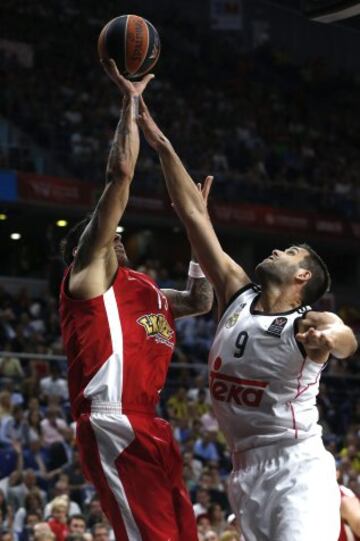 Georgios Printezis y Felipe Reyes luchan por el balón.