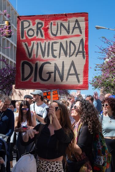 Varias personas durante una manifestación por la vivienda portan carteles pidiendo una vivienda digna.