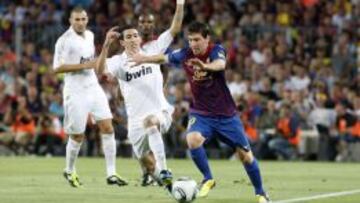 Di Mar&iacute;a y Messi pugnan un bal&oacute;n en un Cl&aacute;sico pasado.