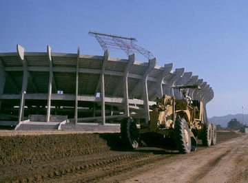 El inmueble fue construido junto a un gran estacionamiento, el cual tiene capacidad para más de 5,000 autos