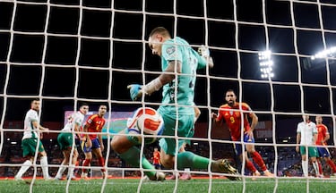 2-0. Centro de Alejandro Grimaldo desde la línea de fondo al segundo palo y de nuevo el jugador del Arsenal, con un salto poderoso, cabecea para anotar el segundo.