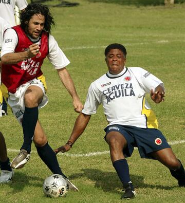 Yepes dribla a Maturana durante un entrenamiento previo a un juego de las Eliminatorias al Mundial de 2006.