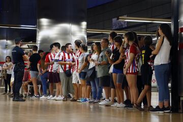 La presidenta de la Comunidad, Cristina Cifuentes, junto al presidente del Atlético de Madrid, Enrique Cerezo, y el entrenador del equipo, Diego Pablo Simeone y varios jugadores de la plantilla rojiblanca ,durante el acto de promoción del uso del metro para el acceso al estadio Wanda Metropolitano del Atletico de Madrid. 