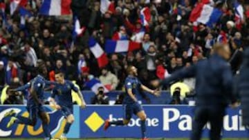 Karim Benzema celebra un gol con sus compañeros ante Ucrania.