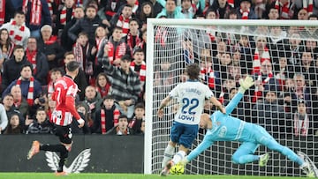 BILBAO, 22/12/2025.- El guardameta serbio del Espanyol Marko Dmitrovic (d) para el disparo de Alejandro Berenguer (i), del Athletic Club, durante el partido de la jornada 17 de LaLiga que Athletic Club de Bilbao y RCD Espanyol disputan este lunes en San Mamés. EFE/Luis Tejido