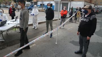Personas citadas por Salud, esperando para hacerse los test rápidos de antígenos PCR, en un cribado masivo en la barriada malagueña de La Luz. Málaga a 04 de febrero del 2021
04 FEBRERO 2021
Álex Zea / Europa Press
04/02/2021