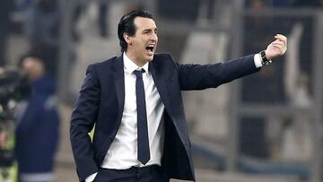 Unay Emery dirigiendo al PSG.