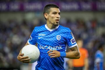 Fiorentina busca un lateral derecho y en la mira estaría Daniel Muñoz, sin embargo, el Genk se rehúsa a venderlo. Davide Zappacosta del Chelsea es la otra opción que maneja el club italiano.
El colombiano ha sido figura en el equipo belga por su polifuncionalidad, en la Selección Colombia también es uno de los fijos de Reinaldo Rueda.