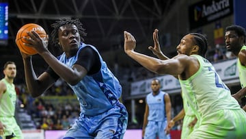 ANDORRA LA VELLA, 16/03/2025.- El alero francés de Morabanc, Sekou Doumbouya (i), con el balón ante el alero estadounidense del FC Barcelona, Jabri Parker, durante el encuentro correspondiente a la fase regular de la Liga Endesa que disputan hoy domingo Morabanc Andorra y FC Barcelona en el Polideportivo Toni Martí de Andorra la Vella. EFE / Fernando Galindo.