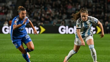 Argentina's forward #22 Estefania Banini (R) and Italy's midfielder #18 Arianna Caruso vie for the ball during the Australia and New Zealand 2023 Women's World Cup Group G football match between Italy and Argentina at Eden Park in Auckland on July 24, 2023. (Photo by Saeed KHAN / AFP)