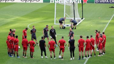 Feyenoord's coach Arne Slot (R) talks to Feyenoord's players during a training session on the eve of their UEFA Champions League football match against Club Atletico de Madrid at the Wanda Metropolitano stadium in Madrid on October 3, 2023. (Photo by Pierre-Philippe MARCOU / AFP)