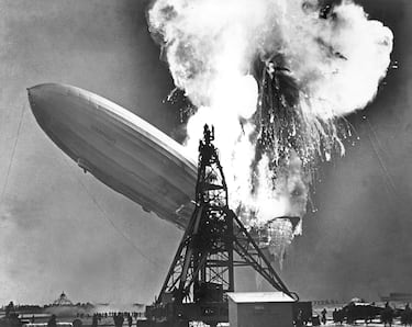 El 6 de mayo de 1937 el dirigible Hindenburg explotó en el aire durante las maniobras de atraque en Nueva Jersey y cayó convertido en una gran bola de fuego. Este dirigible fue construido en honor al presidente de Alemania, Paul von Hindenburg, y en su primer año de vuelo recorrió más de 300.000 kilómetros. El régimen nazi usó esa imagen de innovación y poderío tecnológico como propaganda de su gobierno. El accidente supuso el fin de la era de los grandes dirigibles como medio de transporte de masas.