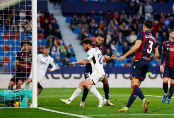 Momento exacto en el que Andrés Fernández arrastra el balón dentro de la portería tras el remate de Higinio. 