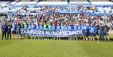 La plantilla pos&oacute; con una pancarta en la que se pod&iacute;a leer &#039;Zaragoza nunca se rinde&#039; ante los 1.500 aficionados presentes en el entrenamiento.