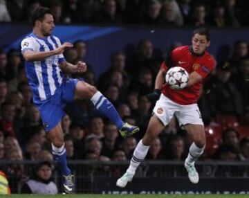 Javier Hernández intenta irse de Alberto De La Bella.