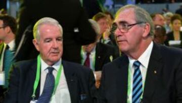 Craig Reedie (izda.) releva a Fahey en Johannesburgo.