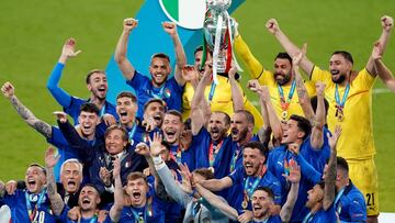 12 July 2021, United Kingdom, London: Italy players celebrate with the trophy after  the final whistle of the UEFA EURO 2020 final soccer match between Italy and England at Wembley Stadium. Photo: Mike Egerton/PA Wire/dpa
 12/07/2021 ONLY FOR USE IN SPAIN