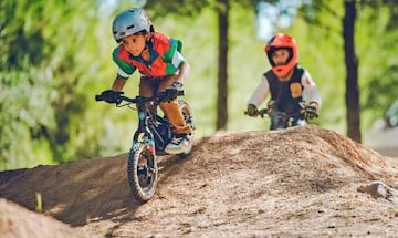 La e-MTB de equilibrio para niños de Mondraker en acción.