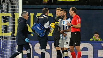 VILLARREAL (CASTELLÓN), 09/12/2023.- El centrocampista de la Real Sociedad Brais Méndez (2d) tras lesionarse durante el encuentro correspondiente a la jornada 16 de LaLiga entre Villarreal y Real Sociedad este sábado en el estadio de La Cerámica, en lVillarreal. EFE / Andreu Esteban
