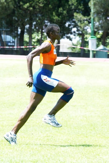 Kudirat Akhigbe, conocida como Kudi, desarrolló gran parte de su carrera deportiva en España, por lo que el atletismo del país ha llorado su pérdida a los 39 años como si fuera una de las suyas. La velocista nigeriana ganó sendas medallas de bronce en el relevo 4x400 en los Juegos de la Commonwealth de 2002 y 2006. En los Campeonatos Africanos de 2020 fue quinta en la final individual y plata en el relevo 4x400. Su marca en la vuelta al óvalo era de 51.60, lograda en Sevilla en 2001.