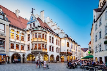 Comida: desde las 12:00 hasta las 14:00 horas | Cena: desde las 18:00 hasta las 19:00 horas. En la foto, la famosa cervecería Hofbräuhaus en la plaza Platzl, en Múnich. 

 