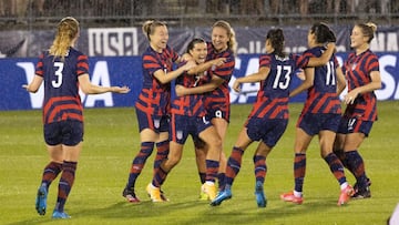 Jugadoras de Estados Unidos festejan el gol contra México