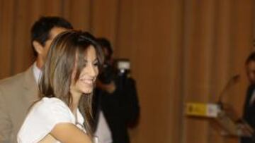 <b>PREMIADA. </b>La gimnasta Almudena Cid, recibiendo su distinción.