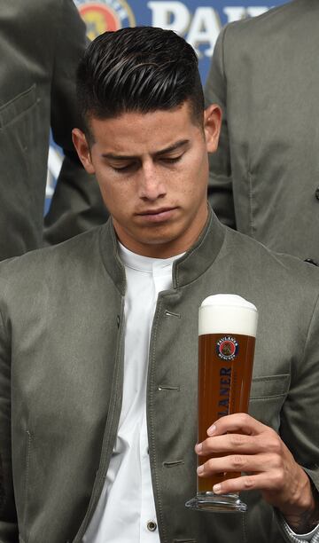 James Rodríguez y el Bayern Múnich posaron para la tradicional foto del equipo con los trajes que le hacen homenaje a la cerveza en Alemania