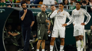Soccer Football - LaLiga - Real Betis v Real Madrid - Estadio de La Cartuja, Seville, Spain - April 24, 2026 Real Madrid coach Alvaro Arbeloa, Trent Alexander-Arnold and Jude Bellingham during a break in play REUTERS/Marcelo Del Pozo