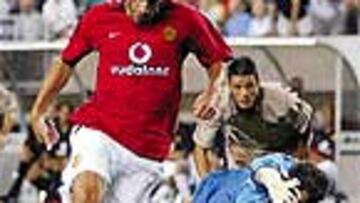 <b>EL HOLANDÉS VOLADOR</B>. Van Nistelrooy aprovechó un error de Andersson para marcar el 1-3 ante Jorquera.
