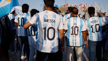Soccer Football - FIFA World Cup Qatar 2022 Argentina Fan Activity - Doha, Qatar - November 11, 2022 Argentina fans wear Lionel Messi shirts during the march towards the Count Down Clock REUTERS/John Sibley