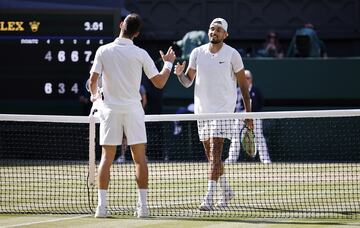 Djokovic saluda a Kyrgios tras la final de Wimbledon 2022.