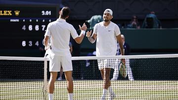 El serbio Novak Djokovic y el australiano Nick Kyrgios se saludan tras la final de Wimbledon 2022.