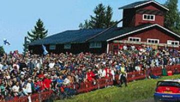<b>UNA AFICIÓN INCONDICIONAL.</B> Los espectadores abarrotaron los tramos al paso de los pilotos, como en esta imagen el francés Loeb.