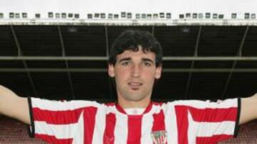 <b>POLÉMICA. </b>Zubiaurre posa con San Mamés de fondo, al que llegó de la Real tras un fichaje polémico que acabó en los Tribunales.