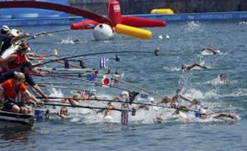 Los nadadores durante la prueba de 10 km en aguas abiertas.