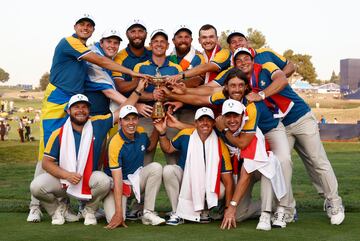 El capitán del equipo europeo, Luke Donald, y el resto de golfistas posan con el trofeo mientras celebran la Ryder Cup.