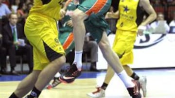 El ala-p&iacute;vot estadounidense del Iberostar Tenerife Luku Sikma intenta bloquear al escolta del Baloncesto Sevilla Alex Urtasun.