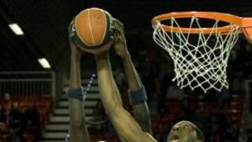 <b>FAVORITOS. </b>Boniface Ndong y Florent Pietrus luchan un rebote.