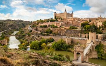 En la foto, vista del paisaje urbano de Toledo con el Puente de Alcántara sobre el río Tajo.