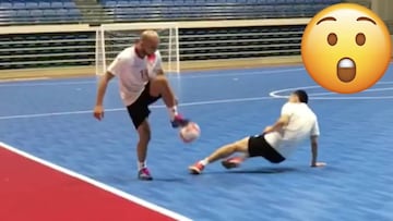 El regate viral de Serginho Paulista: ?c車mo levanta el bal車n?