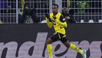 Dortmund (Germany), 30/11/2024.- Jamie Gittens of Dortmund celebrates after scoring the 1-0 lead during the German Bundesliga soccer match between Borussia Dortmund and FC Bayern Munich in Dortmund, Germany, 30 November 2024. (Alemania, Rusia) EFE/EPA/CHRISTOPHER NEUNDORF CONDITIONS - ATTENTION: The DFL regulations prohibit any use of photographs as image sequences and/or quasi-video.
