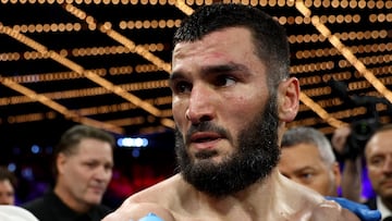 Artur Beterbiev después de derrotar a Joe Smith Jr