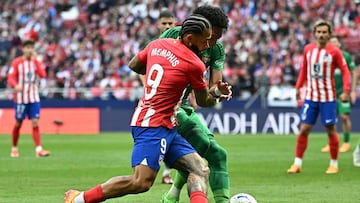 Atletico Madrid's Dutch forward #09 Memphis Depay and Osasuna's Colombian defender #22 Johan Mojica vie for the ball during the Spanish League football match between Club Atletico de Madrid and CA Osasuna at the Metropolitano stadium in Madrid on May 19, 2024. (Photo by JAVIER SORIANO / AFP)