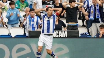 SAN SEBASTI?N, 12/04/2025.- El centrocampista de la Real Sociedad Mikel Oyarzabal se lamenta tras la anulaci¨®n de su gol ante el Mallorca, durante el encuentro que ambos equipos disputan este s¨¢bado en el estadio de Anoeta, correspondiente a la jornada 31 de LaLiga. EFE/ Javier Etxezarreta