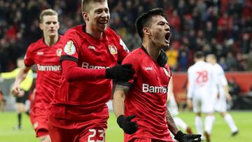 Charles Aránguiz celebra un gol con el Bayer Leverkusen.