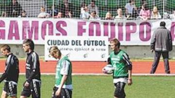 <b>AFICIÓN DE LUJO. </b>La Peña 5 Estrellas quiere abanderar una corriente de apoyo en torno a los jugadores blancos en estos difíciles días para la plantilla madridista.