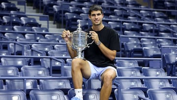 NEW YORK, NEW YORK - SEPTEMBER 11: Carlos Alcaraz of Spain poses with the championship trophy after defeating Casper Ruud of Norway during their Men�s Singles Final match on Day Fourteen of the 2022 US Open at USTA Billie Jean King National Tennis Center on September 11, 2022 in the Flushing neighborhood of the Queens borough of New York City. Julian Finney/Getty Images/AFP