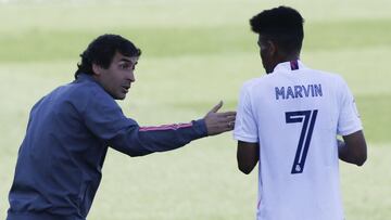 Raúl da instrucciones a Marvin en un partido del Castilla.