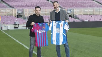 Xavi y Vicente Moreno posan en el Camp Nou en la previa del derbi Barça-Espanyol de hoy.